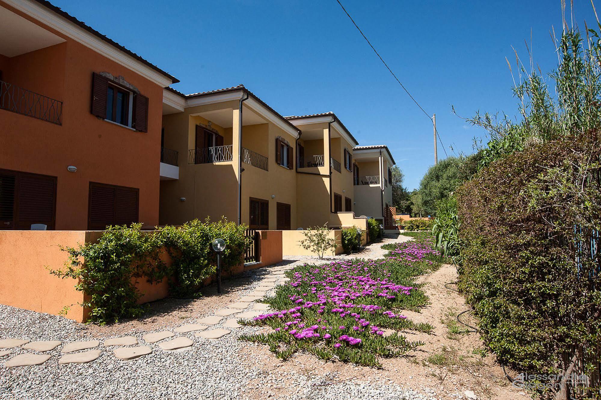 Aparthotel Residenze L'Isola Surf House à Porto Pollo Extérieur photo