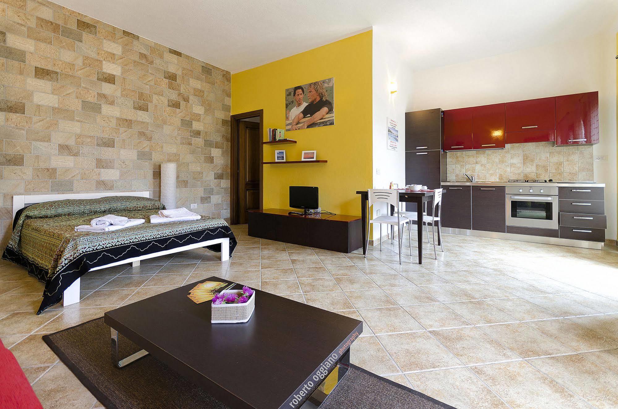 Aparthotel Residenze L'Isola Surf House à Porto Pollo Extérieur photo
